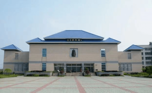 石首市博物馆位于石首中心城区,拥有馆藏文物总量达3700余件(套),文物