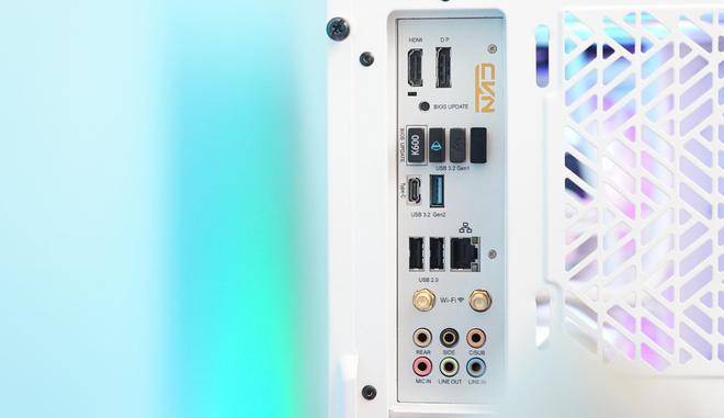 攒了台白色游戏主机:酷冷MB520Mesh、骨伽天吴360白、七彩虹Z790巡洋舰