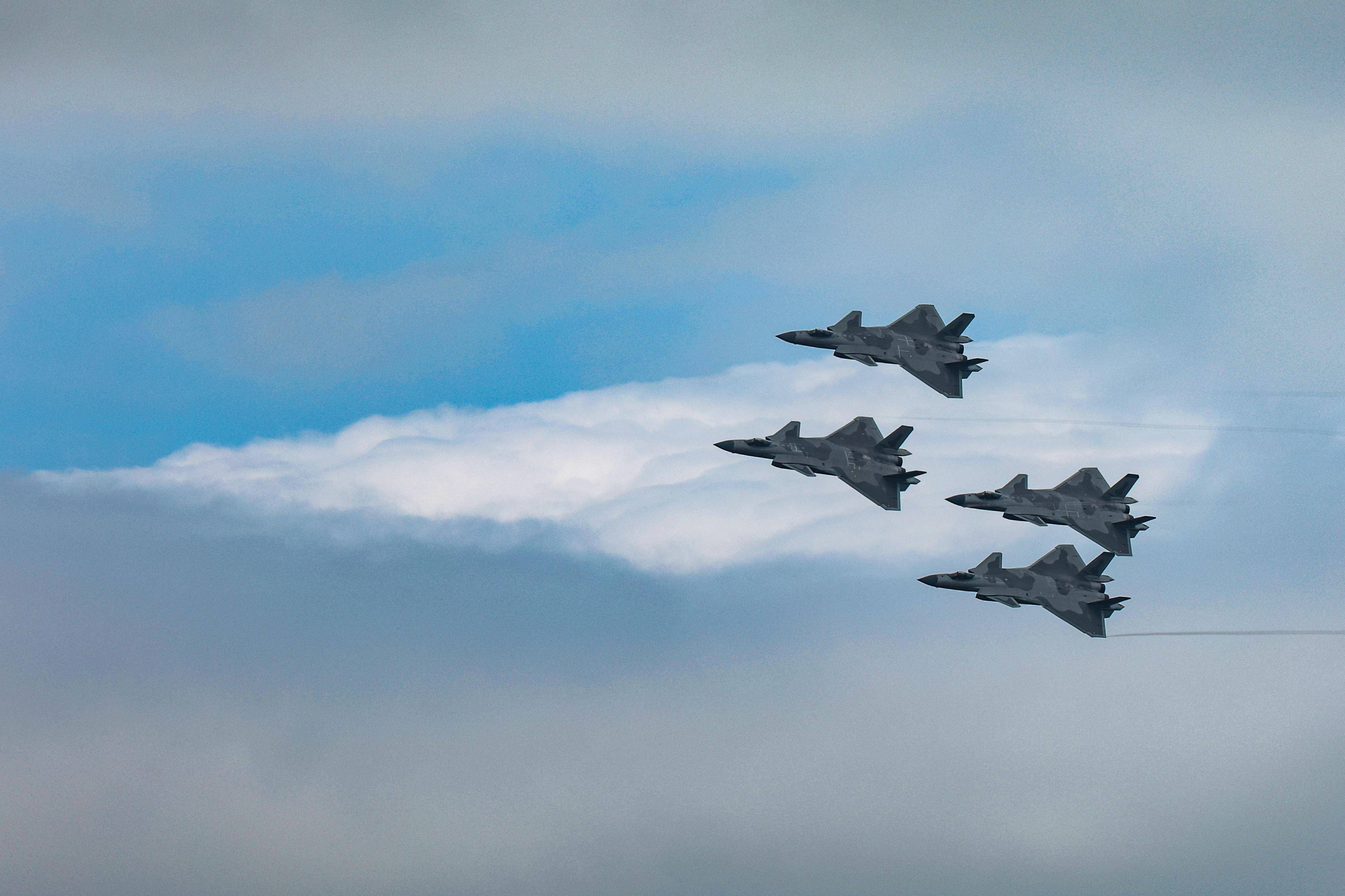 新华社发(谭巳成 摄)11月11日,中国空军八一飞行表演队在第十四届