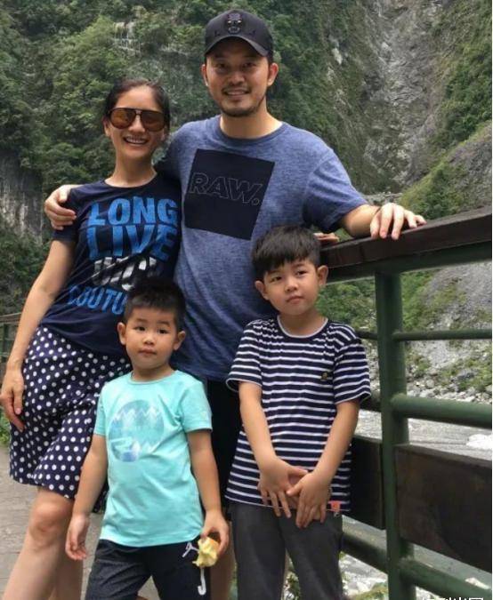 胡可晒小鱼儿长发造型,抿嘴娇俏秒变乖巧,越长越像爸爸沙溢_安吉_妈妈