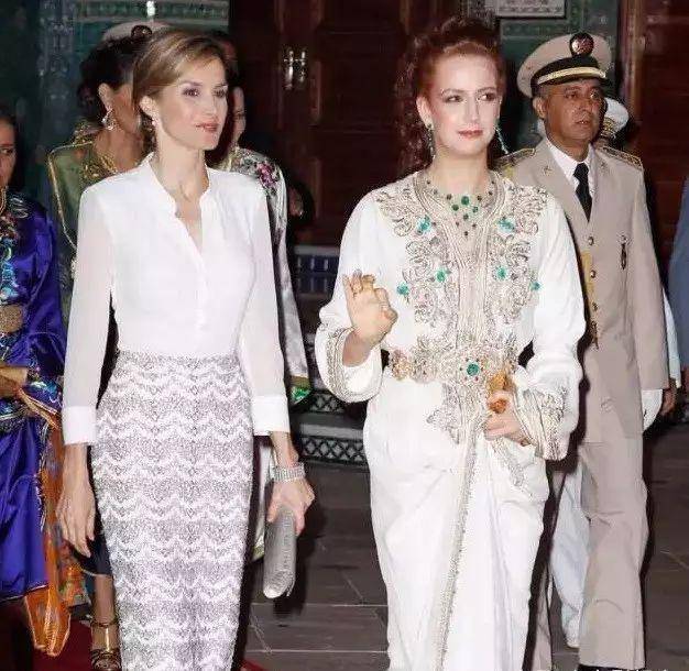 “消失的王妃”出现了?摩洛哥王妃“萨尔玛”现身餐馆,保镖在旁_国王_穆罕默德六世_童话