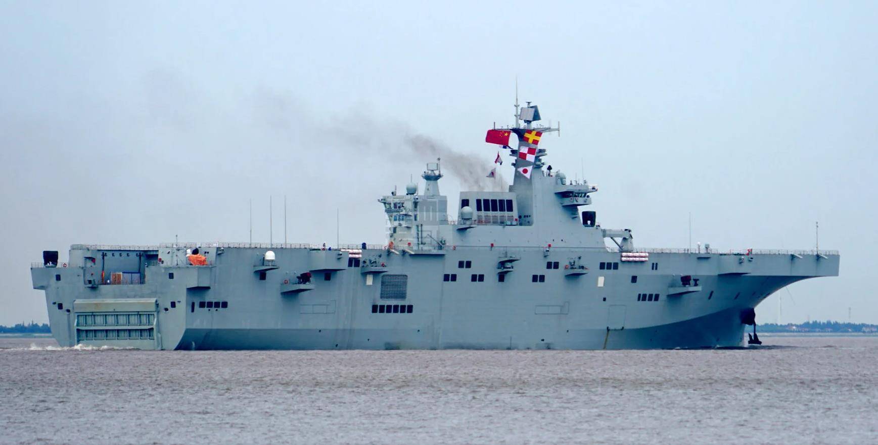 海军海南号攻击舰,拥有4万吨排水量,提供作战新思路