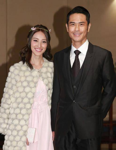 51岁郑嘉颖罕晒俩儿子,额上却疑似鼓大包,与小21岁娇妻感情甜蜜_照片