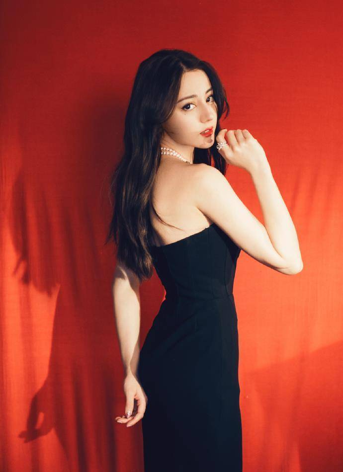 迪丽热巴穿鱼尾裙亮相时尚活动,气质状态超好,被赞似"黑天鹅"_黑色