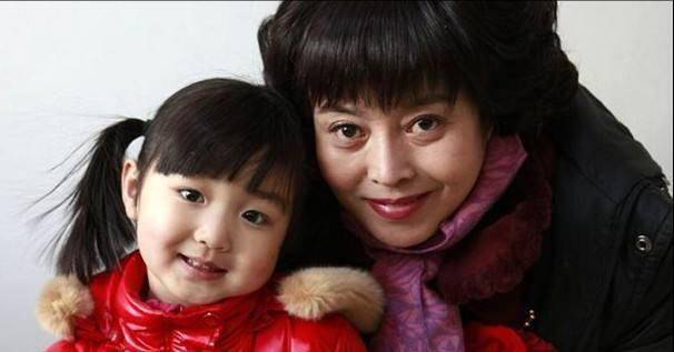 1992年他们的儿子出生,丁嘉丽发现被不忠诚挽回无力.