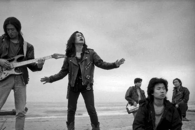 窦唯抢走兄弟女友,栾树转身成了模范丈夫,妻子是我们熟悉的她_王菲