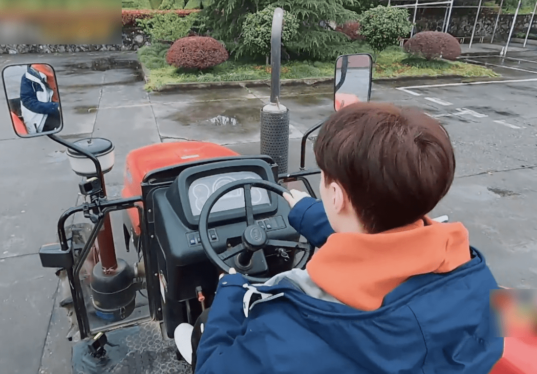 节目组还放出了张艺兴学习拖拉机时候的直拍,很喜欢下面的这一张图