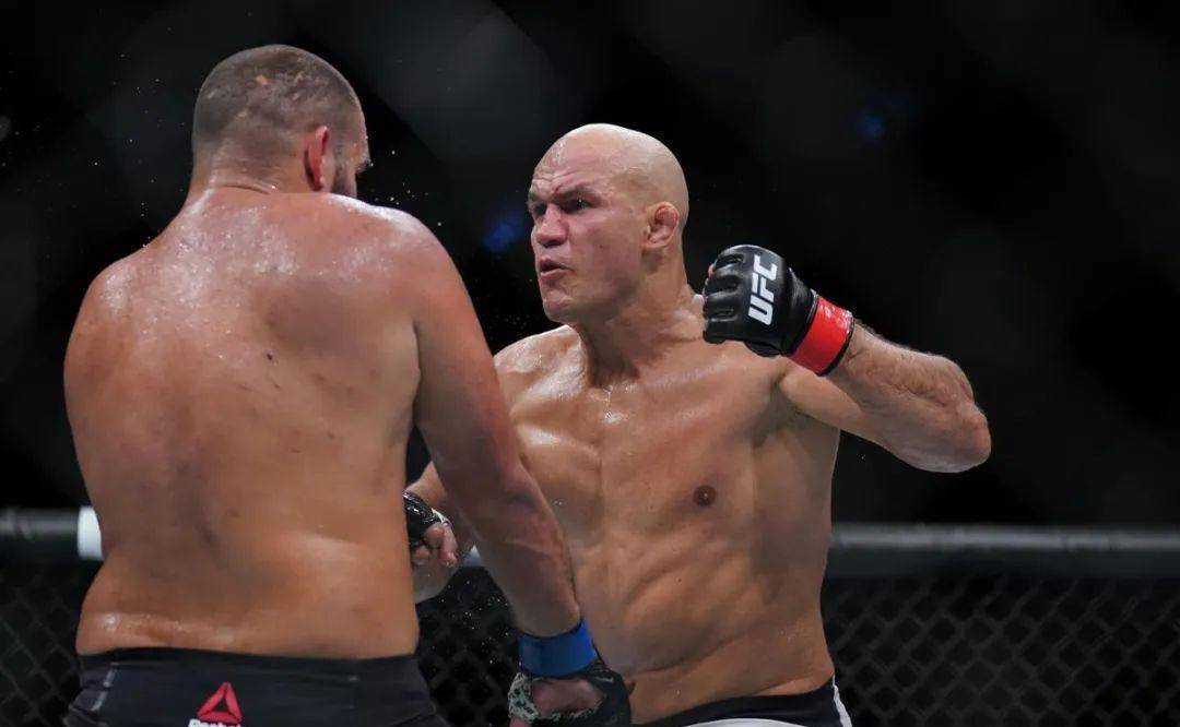 ufc最能打的重炮手,被他毁容的不计其数_柯蒂斯·布莱兹_比赛_剃刀