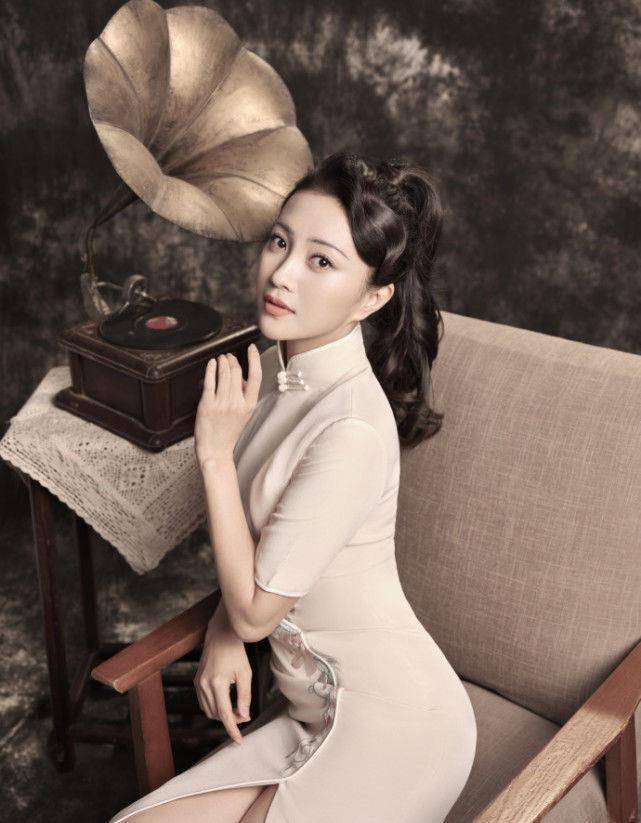 包文婧携父母拍民国风全家福,穿旗袍温婉动人,一家人都是高颜值_包