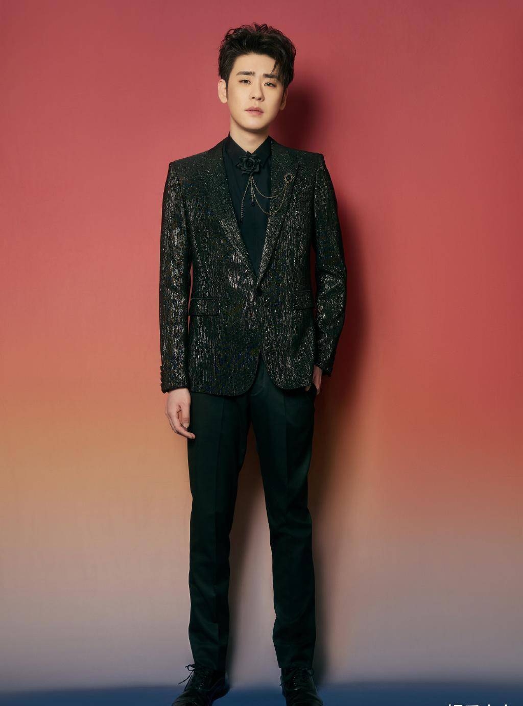 张云雷亮相tmea红毯造型,黑金西装搭配黑色玫瑰领结,复古优雅_绅士