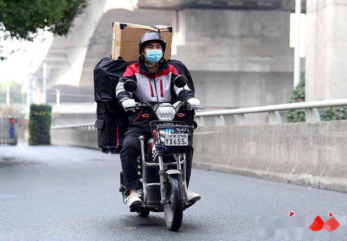 "双十一"快递小哥送货忙_货品_张裕_小区