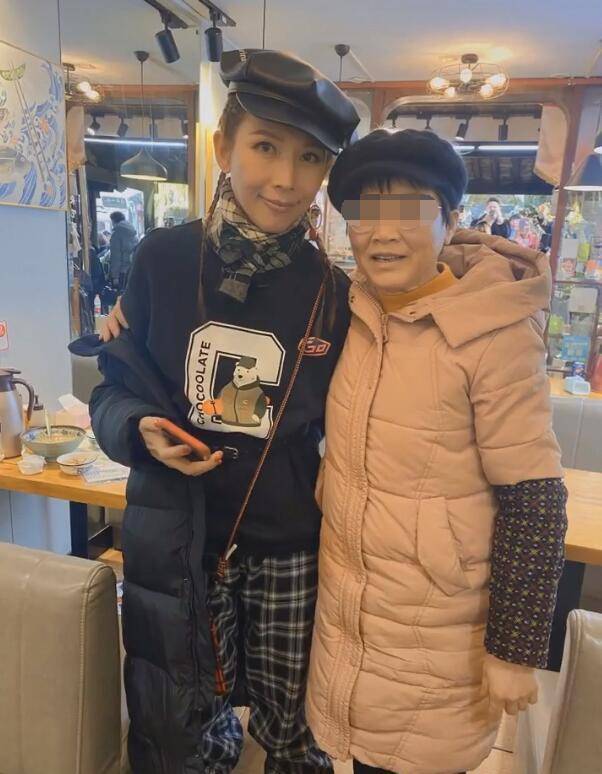 黄奕去平价餐馆吃饭,蔡少芬被众人拉着合影,一个细节超拉好感!