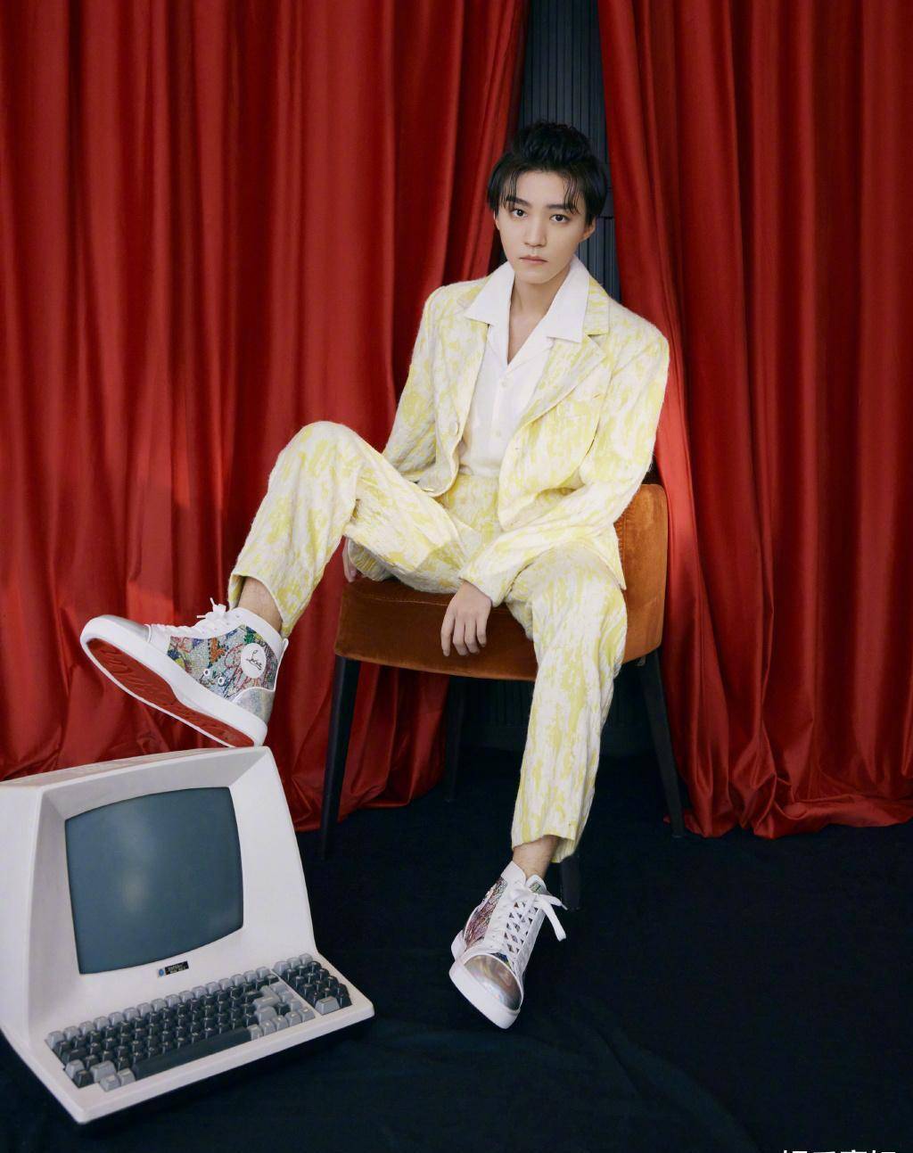 王俊凯出席活动造型,梳起利落背头,穿起浅黄色套装,青春洋溢_艺术