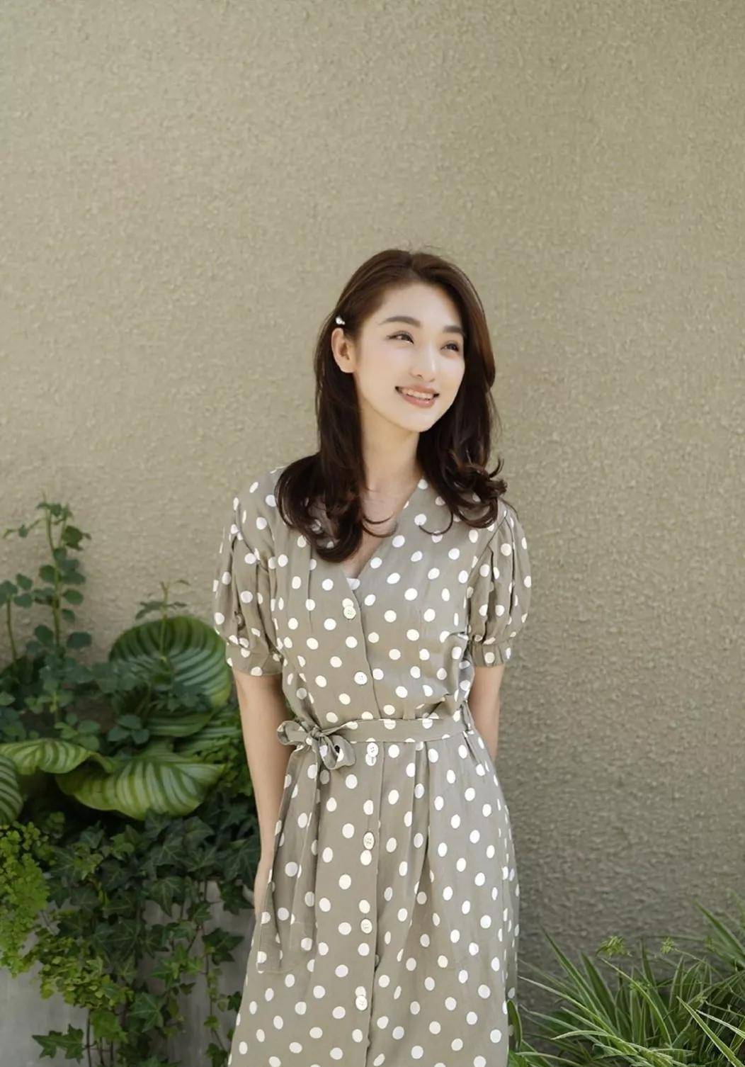 主持人蓝羽的气质真好,穿白色礼服裙优雅知性,笑容明媚有亲和力_印花