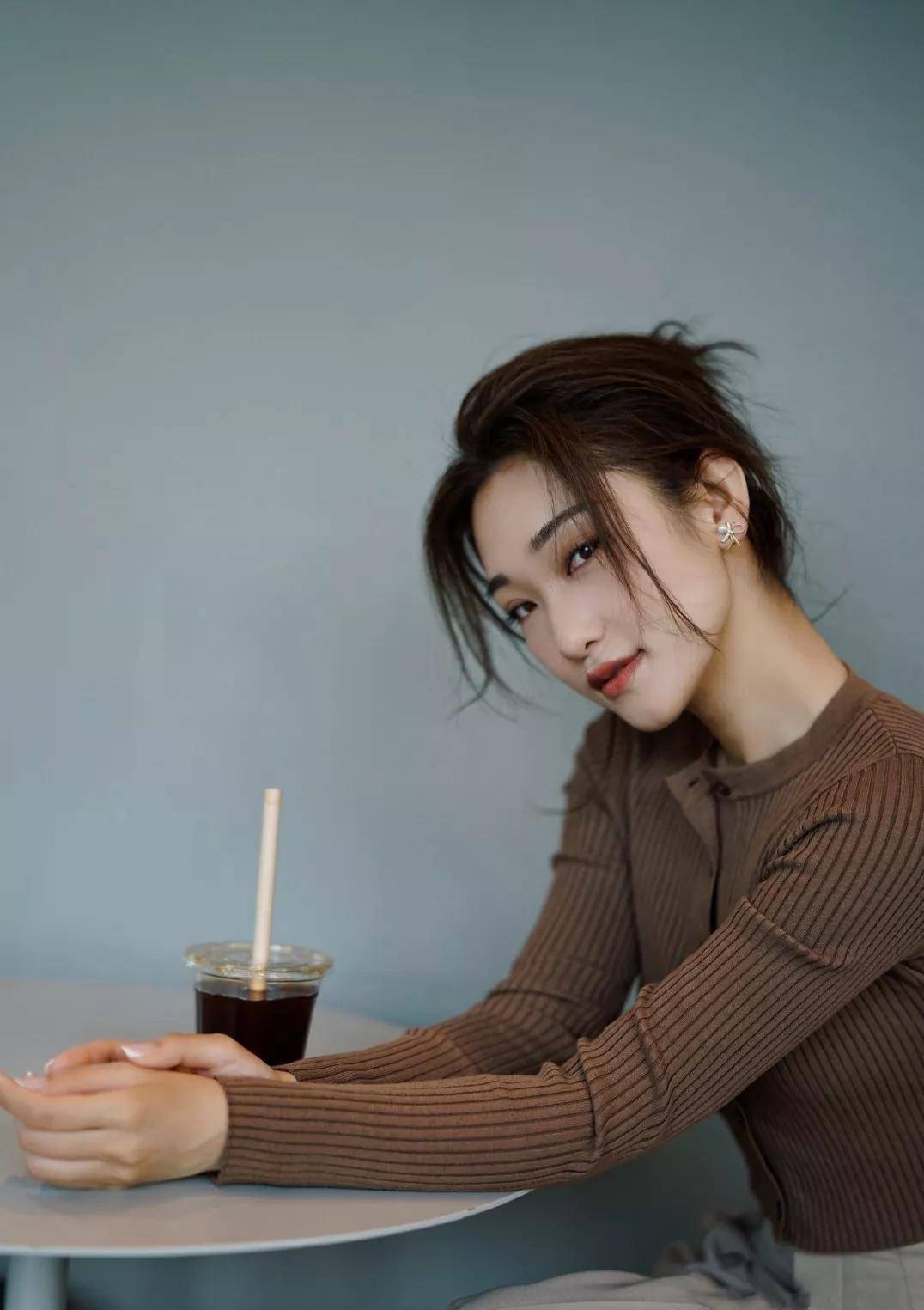 主持人蓝羽的气质真好,穿白色礼服裙优雅知性,笑容明媚有亲和力