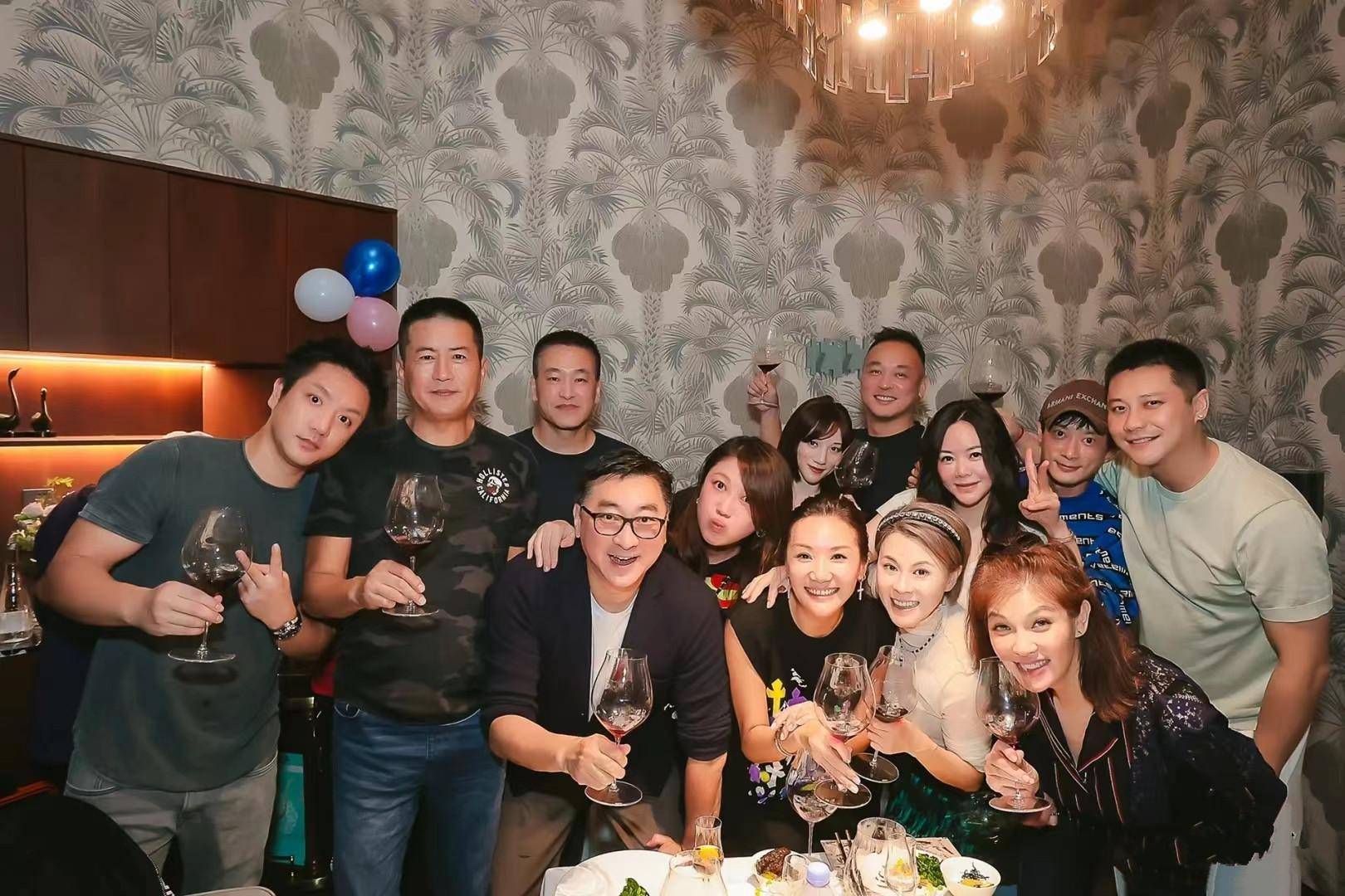 高曙光陪富婆妻子参加名流聚会!