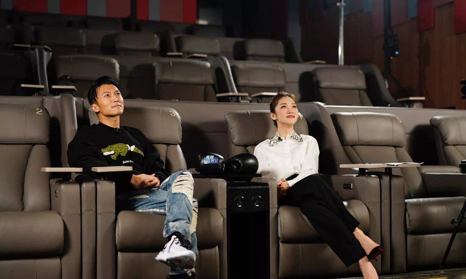 主持人蓝羽的气质真好,穿白色礼服裙优雅知性,笑容明媚有亲和力_印花