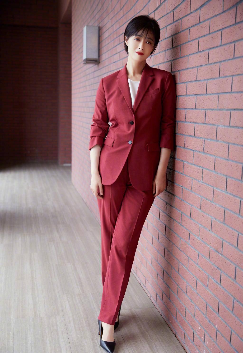 angelababy五五分,蒋欣肩宽背厚,女明星都在靠穿搭修饰身材bug_视觉