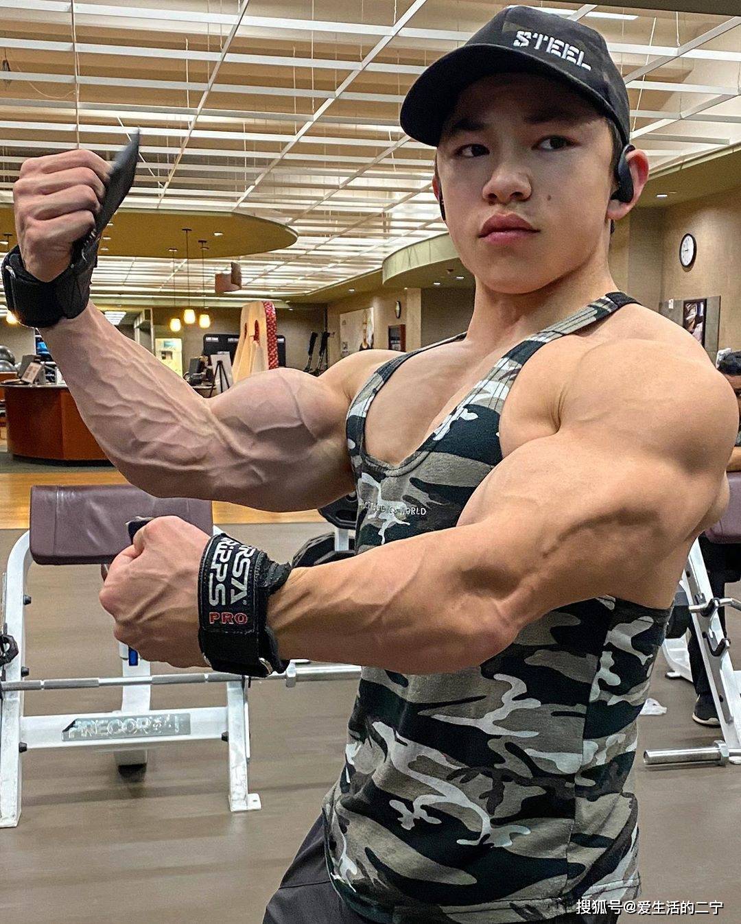 17岁少年肌肉发达力量猛,用200磅哑铃练推举,是不是太猛了_训练_进行