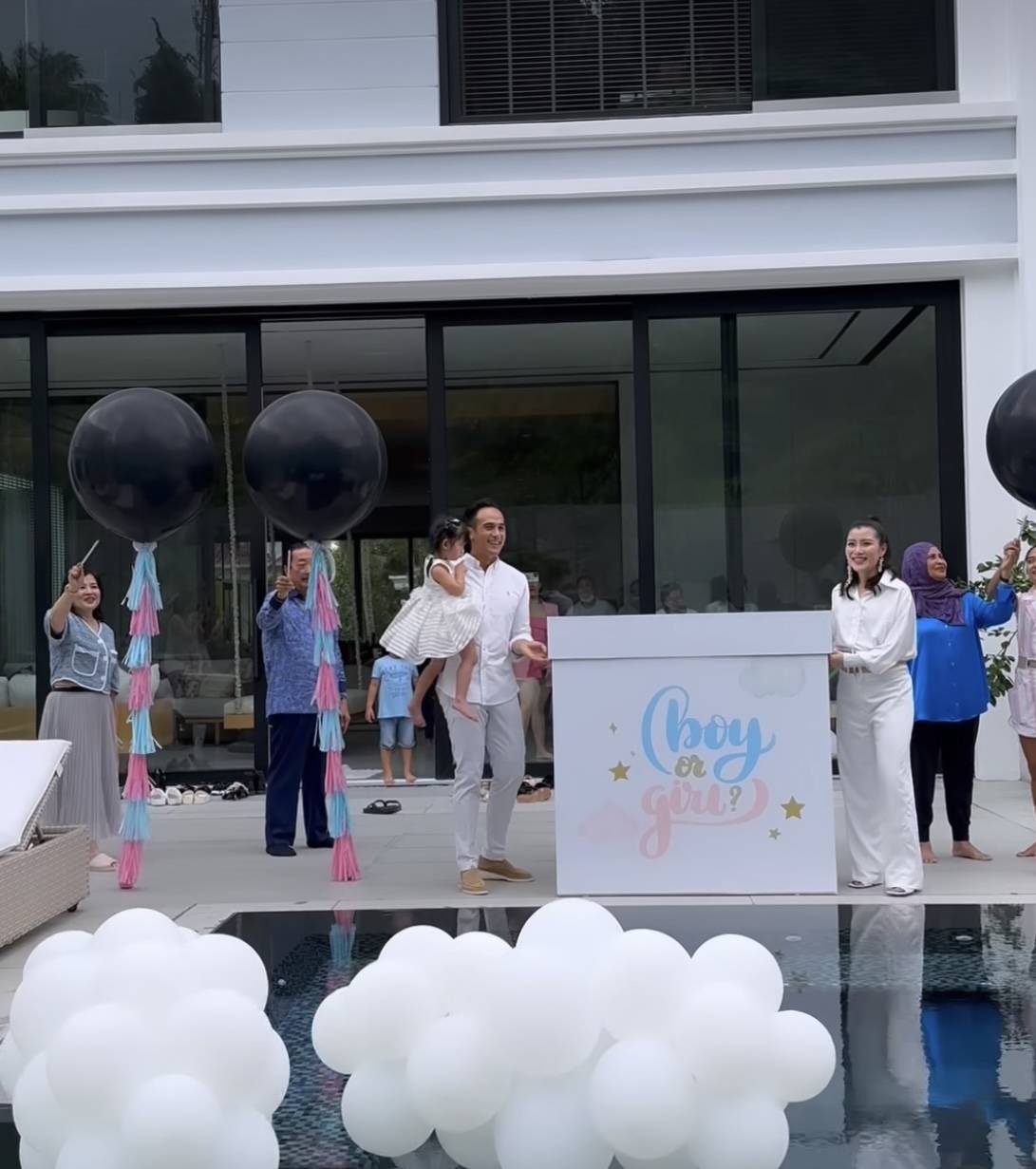 果不其然,陈雪铃在11月初的时候就与家人在马来西亚的超级豪宅举办了