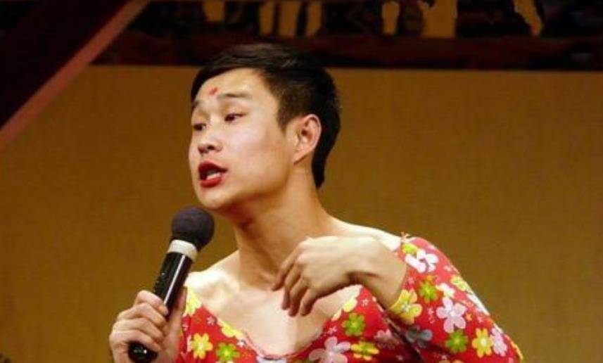 赵本山力推徒弟小沈阳登电视舞台,演出中小沈阳惟妙惟肖的模仿了