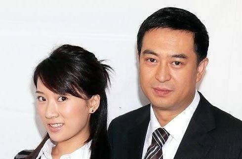 他的妻子是杜军,她曾经是一位著名的女演员.