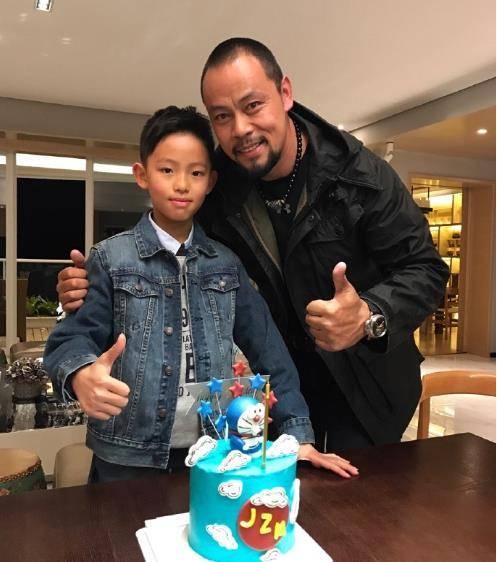 47岁晋松发视频,14岁的儿子长相帅气身高188,身材消瘦不像爹_质疑