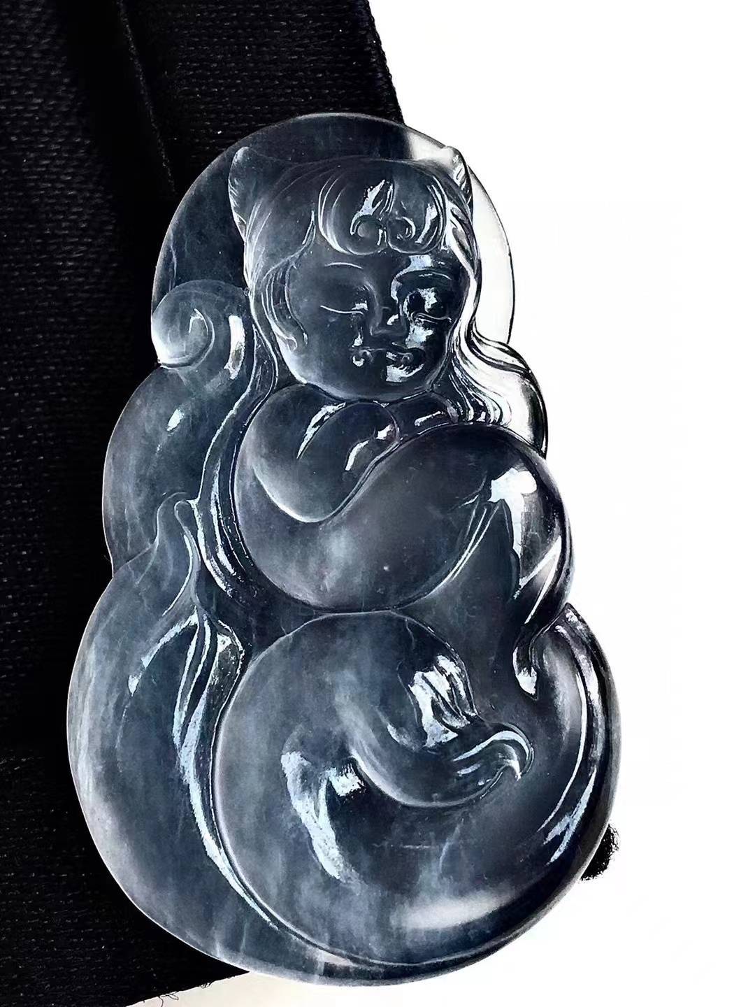 作品《灵兔吉瑞》荣获2011年"陆子冈杯"银奖;作品《玉美人》荣获2012