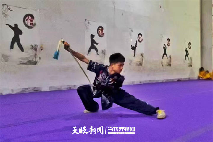 贵阳200余“武林萌主”武艺对决打擂台_武术_贵州省_中华