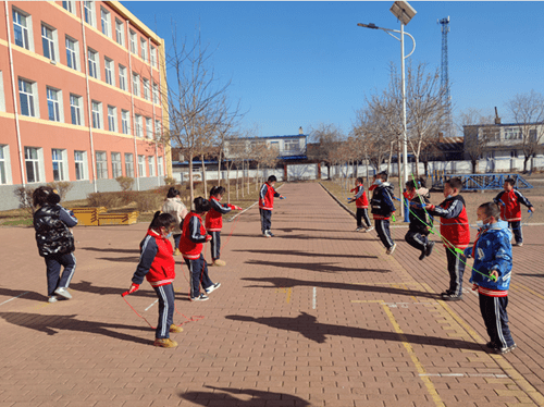 大礼包" "公益体彩 快乐操场"走进讷河市长发镇中心学校_活动_毽子