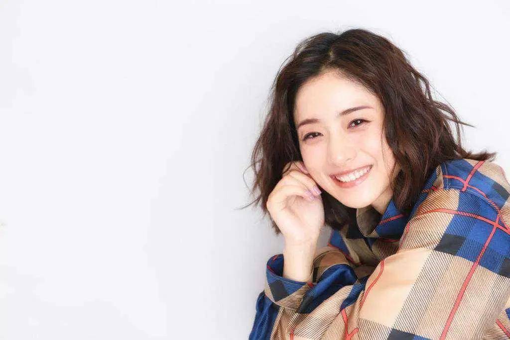 所以石原里美从出生就注定了石原里美的妈妈是创价学会属创价大学的
