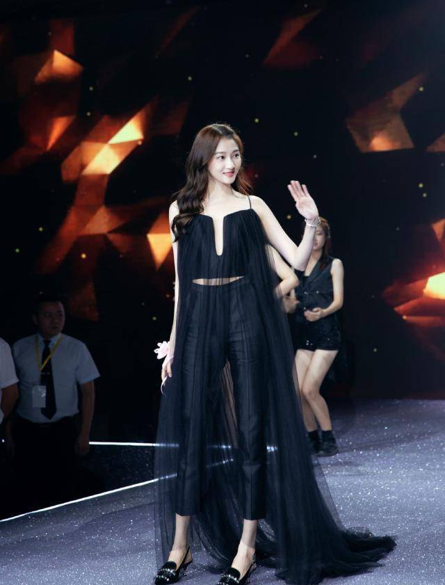 173cm关晓彤穿高腰裤不得了,竟还搭了吊带露脐装,腿长过分优秀_身材