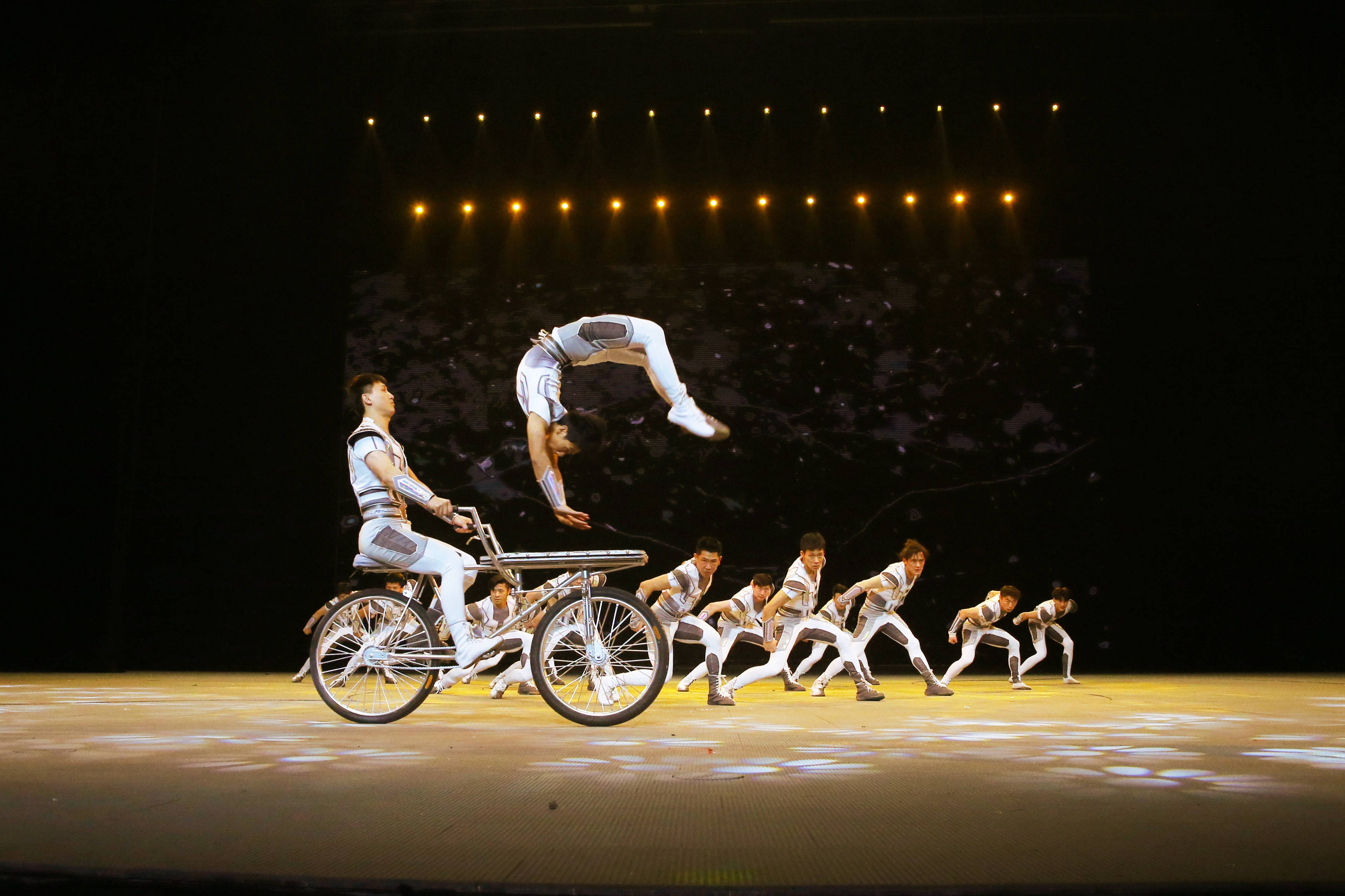《逐风者·男子集体车技》 获杂技"金菊奖",突破系列高难动作_节目