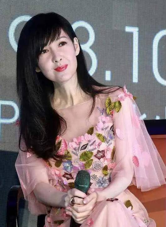 "玉女"周慧敏50多岁还宛如少女_长相_照片_女明星