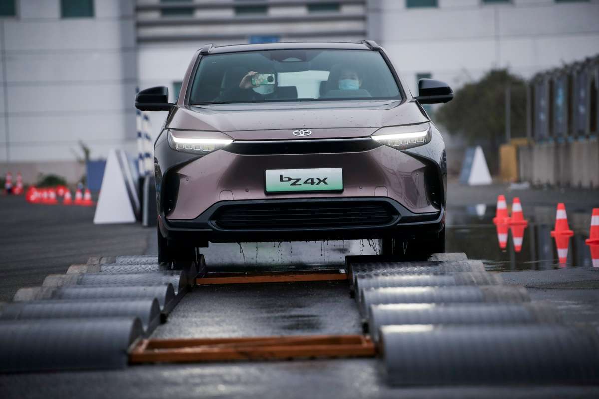 把一汽丰田 bZ4X 开进赛道，你却怀疑我预谋不轨？_搜狐汽车_搜狐网