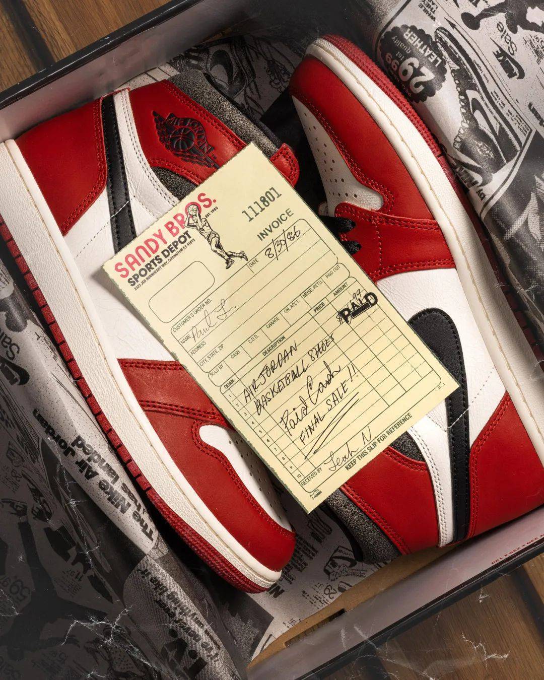 1 广告纸如出一辙,还有一张模仿购买 air jordan 1 收据发票的卡片