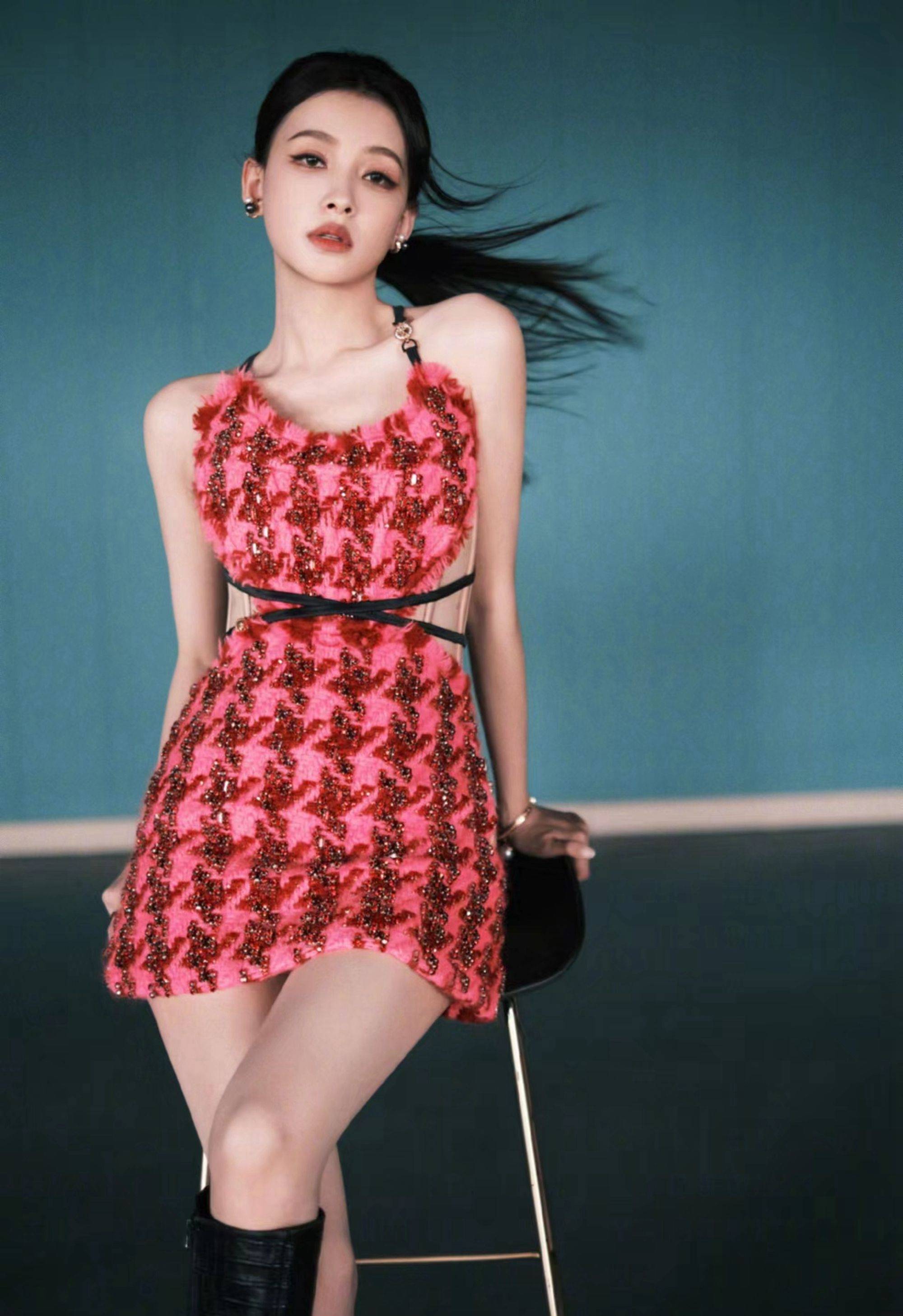 孙怡红色吊带连衣裙长筒靴性感写真