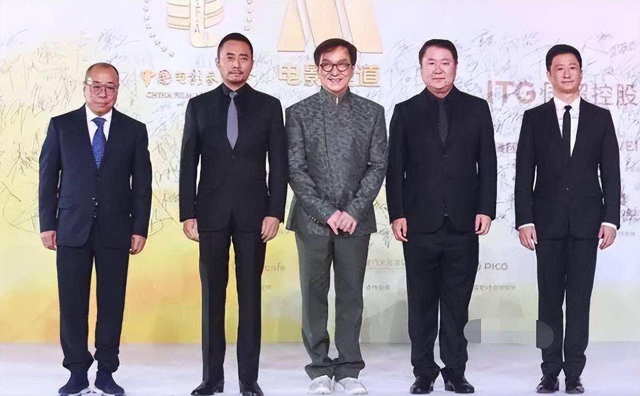 半蹲在地一脸尴笑,张涵予陈道明齐帮忙_座位_大哥_吴京