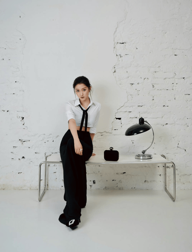 韩国女星撞衫关晓彤,身材完美展现,关晓彤造型师又被骂到关评论_礼服