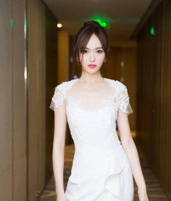 美丽的面容,高挑的身材,作为"新四小花旦"之一的她,是一个美丽,执着且