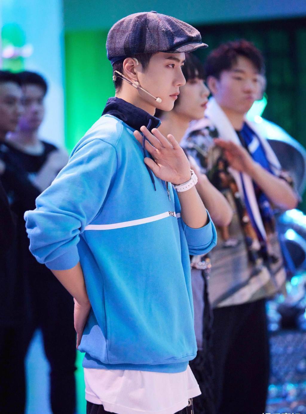 《街舞4》王一博英伦复古造型,蓝色卫衣搭运动裤,经典又时髦_喷漆