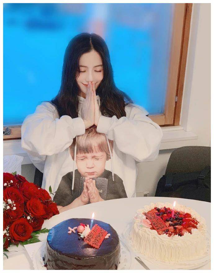 angelababy生日照美翻,小孩印花卫衣个性潮流,手捧玫瑰