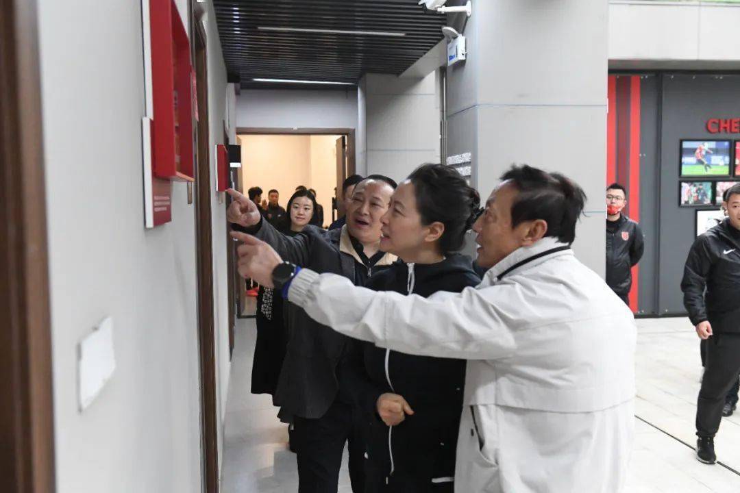 随后,熊艳局长在李鸣琴董事长的陪同下参观基地,详细