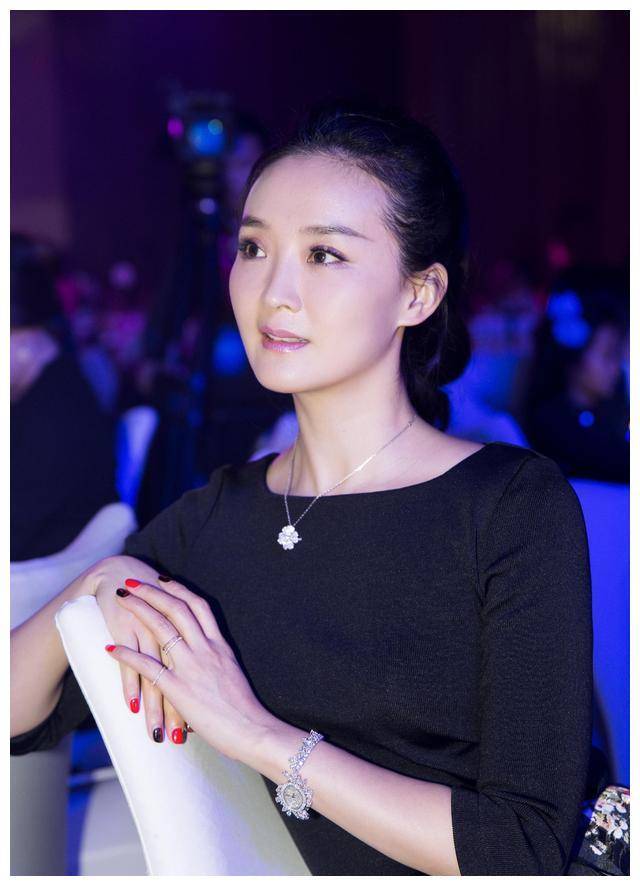 46岁王艳气质太优雅,衣品更是令人羡慕,不愧是最美晴格格_裙子_黑色