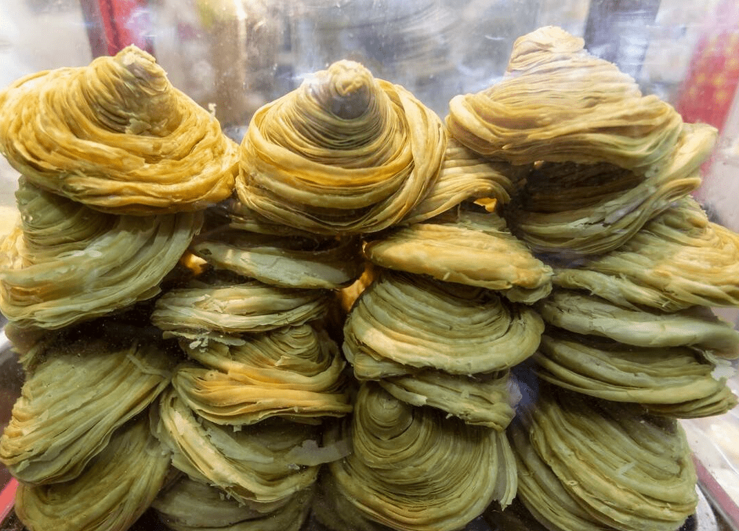 7,吴山酥油饼吴山酥油饼是杭州的一道特色面食,起源于宋朝,饼色金黄