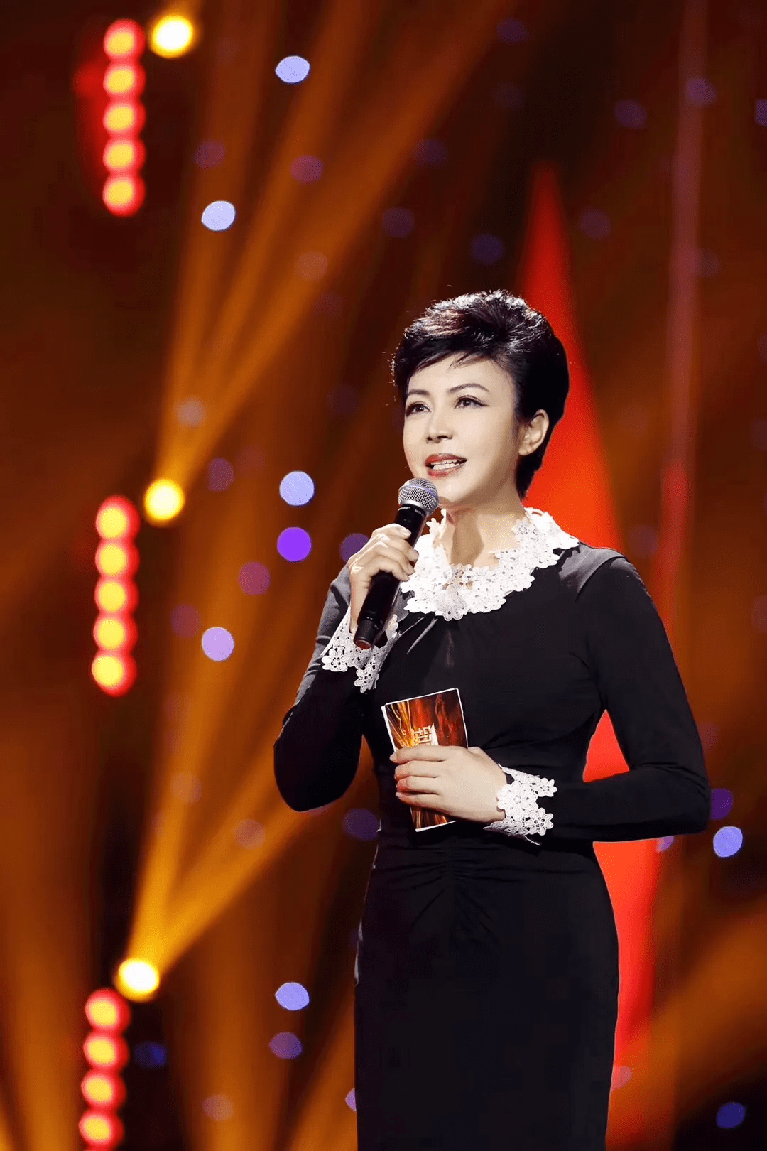 回看初代春晚主持团刘晓庆入狱薛飞辞职马季等7人遗憾离世