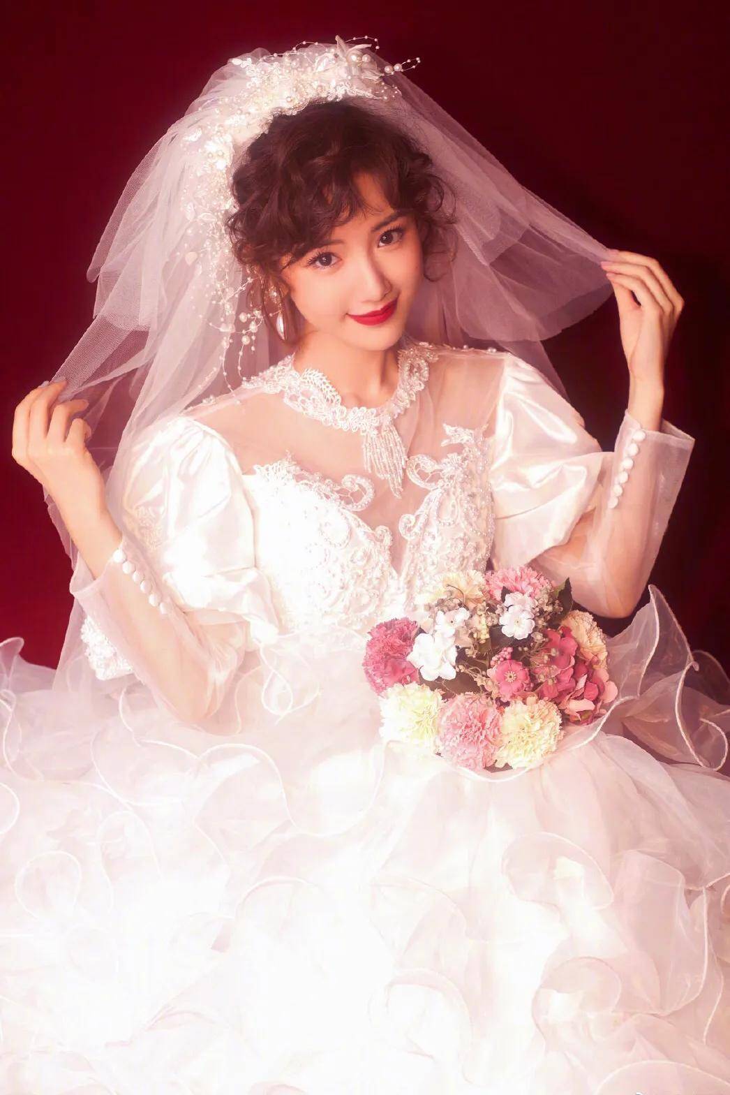 在《乔家的儿女》收官之际,毛晓彤晒复古婚纱照告别乔三丽_造型_美女