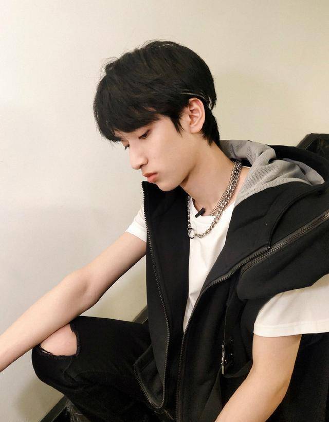 时代少年团严浩翔侧颜杀,优越下颌线,高挺鼻梁,深邃眼神杀!_帅哥_舞台