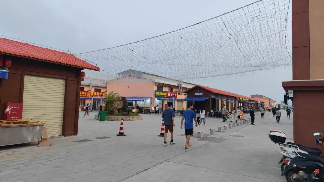 钦州大学城两大美食城相隔仅几百米,人气确差很多…_北部湾_广场_因为