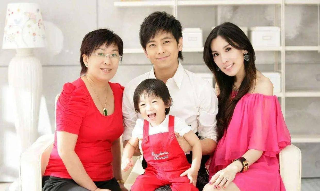 林志颖一家恢复正常生活,两个儿子帮忙做家务,他和老婆在晒太阳